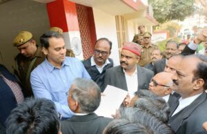 सीतापुर बार एसोशिएशन ने डीएम को सौंपा ज्ञापन