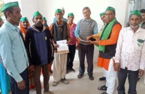 जाच की मांग न पूरी होने पर ग्रामीण पहुचे जिलाधिकारी के द्वार