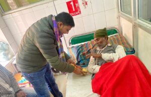 एमएलसी पवन सिंह के जन्मदिन के उपलक्ष्य में समाजसेवी ने मरीजों को वितरित किये फल