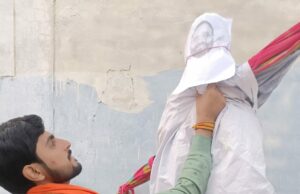 बजरंग दल और युवा मोर्चा ने स्वामी प्रसाद मौर्य का पुतला किया दहन