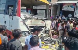 अनियंत्रित होकर डिवाइडर पर चढ़ी तेज रफ्तार बस 3 की मौत 3 घायल