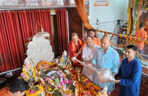 प्राचीन लेटे हुए हनुमान जी को चढ़ाया चांदी का विशाल गदा