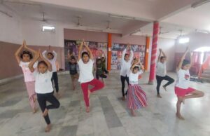योग और नृत्य कार्यशाला मे बच्चों ने बढ़ चढ़ कर योग में प्रतिभाग किया