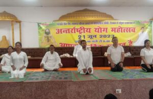 ऐशबाग रामलीला मैदान में पतंजलि योग के विशेषज्ञों ने सिखाया योग