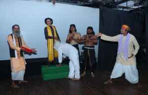 नौटंकी शैली के नाटक ‘मायाराम की माया’ ने दर्शकों को हंसा कर लोटपोट किया