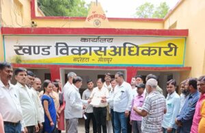 ग्राम रोजगार सेवको ने प्रदर्शन कर मुख्यमंत्री को भेजा ज्ञापन