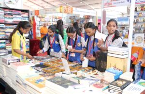 कला सम्बंधित किताबों के बीच चल रहीं साहित्यिक परिचचाएं