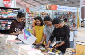 किताबों के बीच लुभा रहा बच्चों का रंगीला संसार