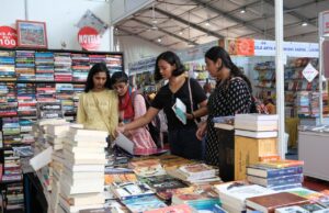 किसी की पसंद हास्य तो किसी को चाहिए झकझोर देने वाला साहित्य