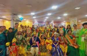 राधा गोपी बन मनाया कृष्ण जन्मोत्सव