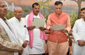 विधान सभा के अध्यक्ष, सतीश महाना ने निर्वाचित विधायक सुधाकर सिंह को विधानसभा सदस्यता की शपथ दिलायी