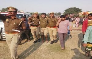 मथुरा पटाखा बाजार में लगी भीषण आग,पुलिसकर्मी समेत 12 झुलसे