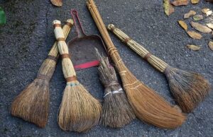 धनतेरस पर क्यों खरीदी जाती है झाड़ू ? जानिए क्या है इसका खास महत्व