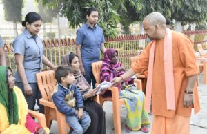 मुख्यमंत्री योगी आदित्यनाथ योगी ने वंटागियां गांव में लोगों के साथ दिपावली मनाई