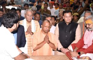 मुख्यमंत्री योगी आदित्यनाथ पहुंचे मथुरा, बांके बिहारी मंदिर में किया दर्शन पूजन