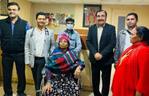 सहारा हॉस्पिटल में पित्त की नली में फंसी पथरी से नेपाल की मरीज को मिली निजात