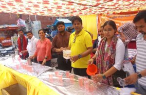 जल और शर्बत का वितरण कर गौतम बुद्ध के उपदेश को जन-जन तक पहुंचाया