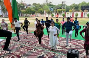 गौतम बुद्ध महाविद्यालय के छात्र-छात्राओं ने योग के गुर जाने