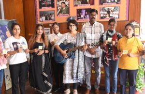 सतरंगी शो के कर्टेन रेजर शूट में कलाकारों के साथ एसिड अटैक सर्वाइवर्स गर्ल्स ने भाग लिया