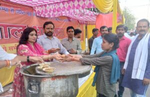 जीवन ज्योति सेवा फाउण्डेशन के भंडारे में प्रसाद वितरित