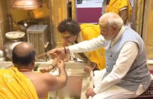 जीत की हैट्रिक के बाद फिर बाबा के दर पर पहुंचे पीएम