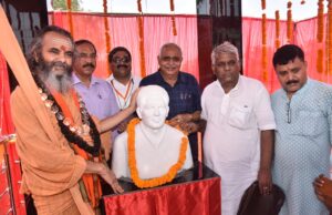 बाबू बालेश्वर लाल की प्रतिमा का हुआ अनावरण नेता , पत्रकार, एवम धर्मगुरु हुए शामिल