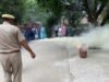 स्कूल के छात्र छात्राओं को बताए आग बुझाने के तरीके