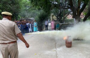 स्कूल के छात्र छात्राओं को बताए आग बुझाने के तरीके