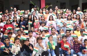 बच्चों और बड़ो ने लोगों से अपने घरों में तिरंगा फहराने कि अपील की
