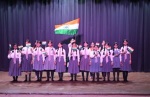 ‘ ऐसा देश है मेरा ‘ में बच्चों व युवाओं के नृत्य ने देश प्रेम की भावना जागृत की