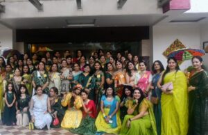 कजरी व झूला गीतों पर महिलाओं ने नृत्य की मोहक छटा बिखेरी