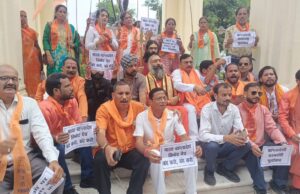 भारत-बांग्लादेश क्रिकेट सीरीज रद्द करने की मांग को लेकर विरोध प्रदर्शन