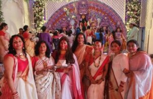 पति की दीर्घायु के लिए बंग महिलाओं ने एक दूसरे को सिंदूर लगाया