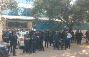 समाधान न होने पर ऐम्बुलेंस कम्पनी के गेट पर नोटिस चस्पा